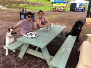 Pick up some ono grinds like Mexican, Thai, Hawaiian, or Vegetarian, and sit at one of the covered picnic tables with your furry friend to listen to live local musicians!